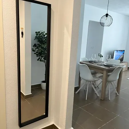 Prime Location - Stylish With Free Wifi, Free Parking, Steps From The Historic Center Apartment Malaga