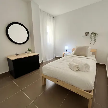 Prime Location - Stylish With Free Wifi, Free Parking, Steps From The Historic Center Apartment
